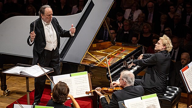 Dirigent Riccardo Chailly, klav�rista Alexander Malofeev a �lenov� orchestru Filarmonica della Scala na koncert� Dvo��kovy Prahy 2026
