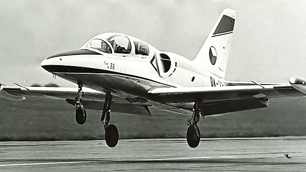 Prototyp L-39 X-02 p�ist�v� po prvn�m zku�ebn�m letu.
