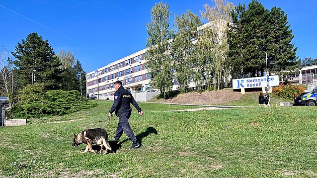 Policie kv�li anonymn� v�hr��ce bombou evakuovala nemocnici v Kadani. (8. z��� 2026)