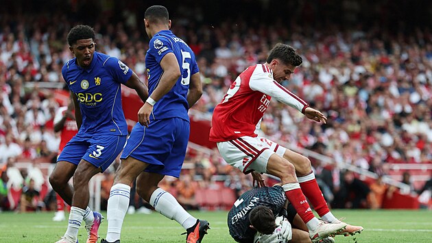 G�lman Chelsea Martinez zasahuje v z�pasu s Arsenalem.