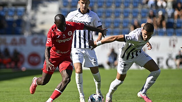 Pardubick� Abdullahi Tanko s m��em p�ed Martinem �vidersk�m a Andrejem Stoj�evsk�m ze Slov�cka.