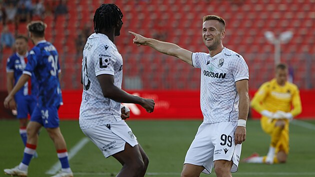 Fotbalist� Plzn� se raduj� z g�lu Amara Memi�e (vpravo) proti Artisu.