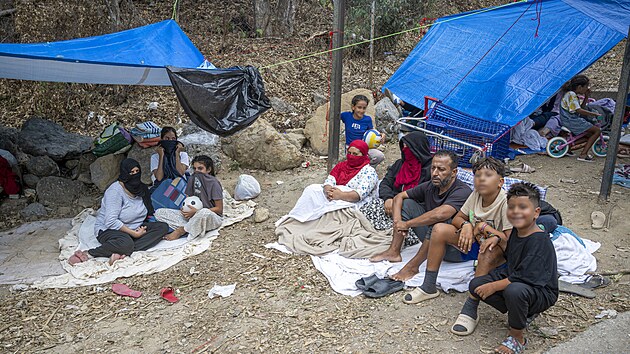 N�kte�� migranti tr�v� den v kopc�ch nad pl��. Dol� sestupuj� hlavn� ve chv�li, kdy doraz� humanit�rn� pomoc.