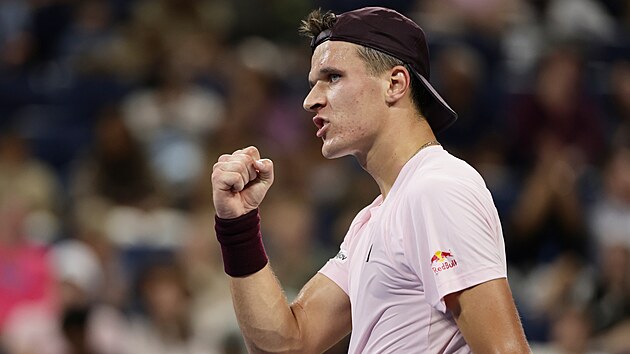 Jakub Men��k se hecuje ve t�et�m kole US Open.