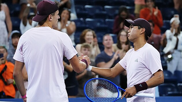 Jakub Men��k (vlevo) gratuluje Learneru Tienovi k postupu do osmifin�le US Open.