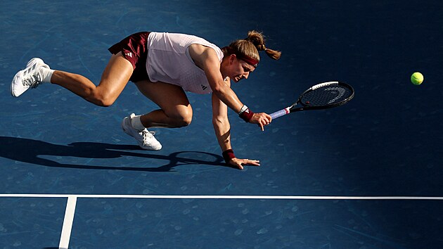 Akrobatick� kousek Karol�ny Muchov� ve t�et�m kole US Open