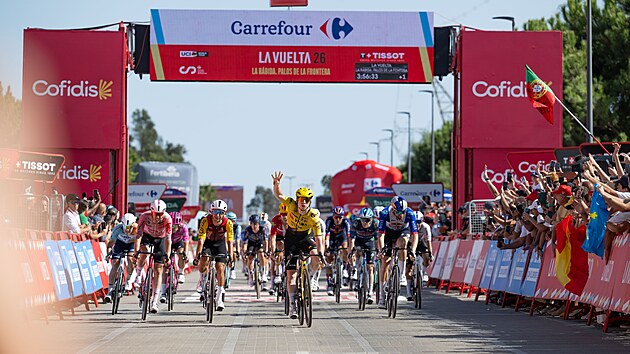 ��SLO �TY�I. Tak jako Matthew Brennan ��dil p�i sv�m debutu na Grand Tour naposled Fernando Gaviria na Giru v roce 2017.