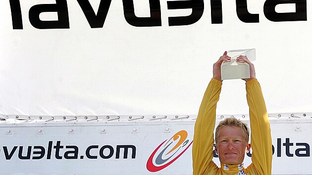 Alexandr Vinokurov ve zlat�m dresu zved� nad hlavu trofej pro v�t�ze Vuelty v...