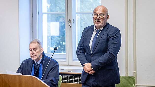 Léka� Lubor Mina�ík (vpravo) u soudu v �eské Líp� (8. �íjna 2026)