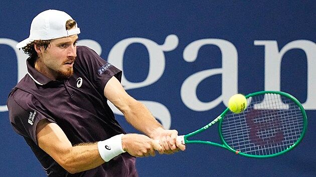 Brit Toby Samuel se soustředí na úder ve druhém kole US Open.