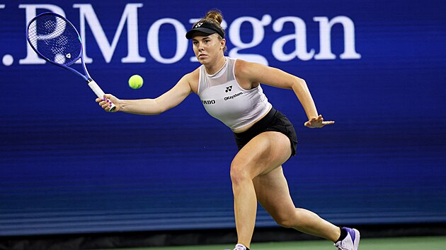 Linda Noskov� sp�ch� za balonkem ve druh�m kole US Open.