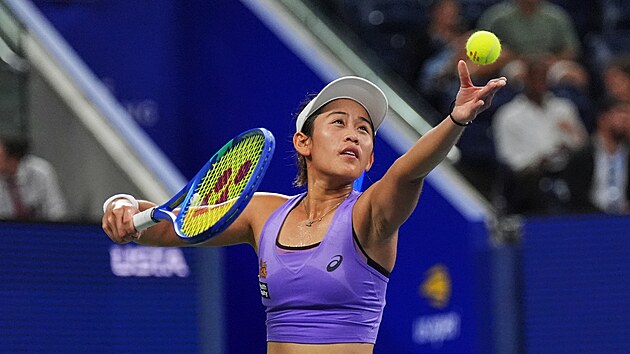 Thajka Lanlana Tararudíová servíruje ve druhém kole US Open.