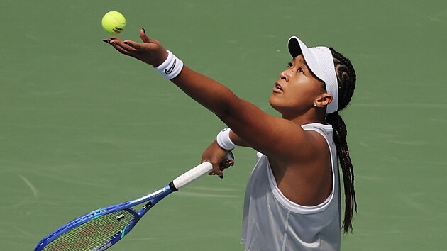 Japonka Naomi Ósakaová servíruje ve druhém kole US Open.