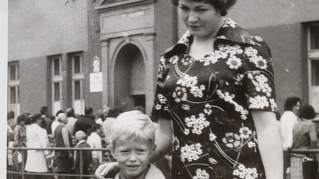 Moje prvn� kroky do �koly s maminkou v roce 1977 tehd� 1.Z� Chodov u K.Var�