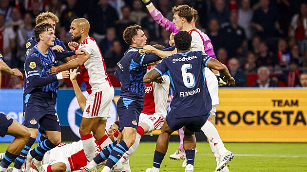 Van Bommel v dresu PSV Eindhoven fauloval protih�á�e.
