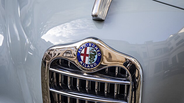 Po druh� sv�tov� v�lce nastal �as pro prom�nu v masov�j��ho v�robce. V roce 1950 p�i�el model 1900 a po n�m ikonick� Giulietta, kter� p�inesly sportovn� du�i �ir�� ve�ejnosti. Heslo �rodinn� v�z, kter� vyhr�v� z�vody� se stalo realitou.