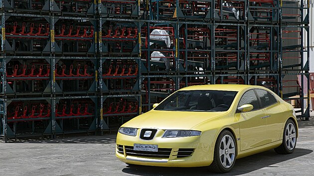 Seat Bolero (1998): Prototyp sedanu vy��� t��dy reprezentoval nov� vizu�ln� styl s charakteristick�m tvarov�n�m p��d�. 