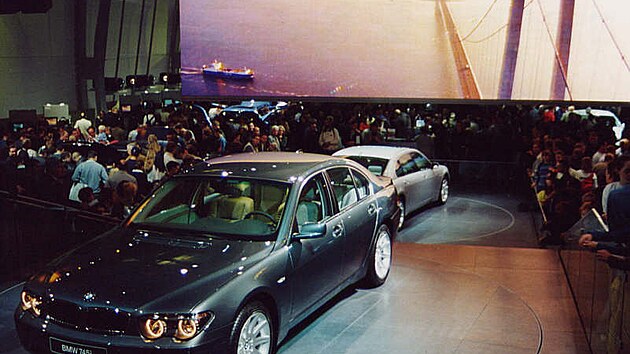 Ve st�nu glob�ln� trag�die si toho m�lokdo v�iml hned, ale to, co toho dne vyjelo na p�dium uprost�ed ob��ho futuristick�ho st�nku automobilky BMW na frankfurtsk�m v�stavi�ti, byl sv�ho druhu vizu�ln� terorismus. 
