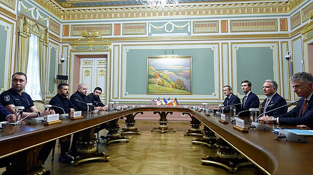 Ukrajinsk� prezident Volodymyr Zelenskyj v Kyjev� jednal s americk�mi vyslanci Jaredem Kushnerem a Stevem Witkoffem a evropsk�mi z�stupci. (6. z��� 2026)