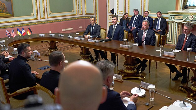 Ukrajinsk� prezident Volodymyr Zelenskyj v Kyjev� jednal s americk�mi vyslanci Jaredem Kushnerem a Stevem Witkoffem a evropsk�mi z�stupci. (6. z��� 2026)
