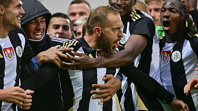 Ji�í Skalák se raduje z gólu se spoluhrá�i z �eských Bud�jovic (24. zá�í 2025).