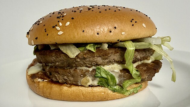 McDonald�s nab�z� burger s t�m�� tis�ci kilokaloriemi. Big Arch vyjde na 169 korun. | Autor: Ond�ej Hanu�