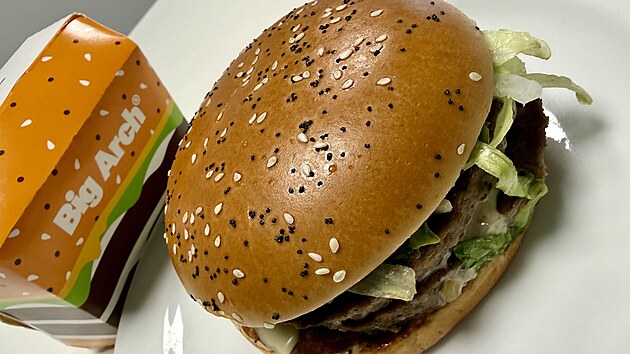 V redakci jsme se burger rozhodli ochutnat na vlastn� p�st. Nejv�ce n�s chut� zaujala Big Arch om��ka. | Autor: Ond�ej Hanu�