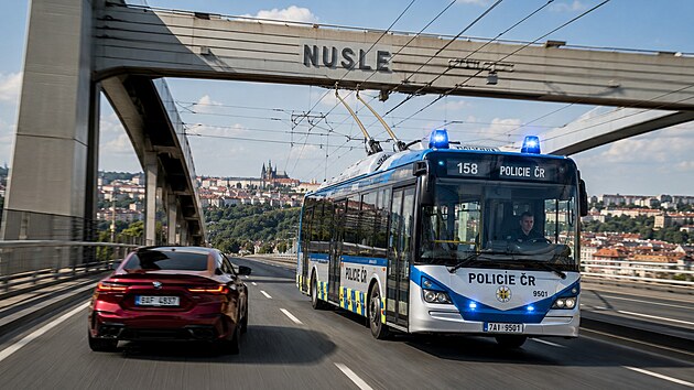 Ke st�h�n� pir�t� silnic by se hodil policejn� trolejbus. AI se inspirovala levostrann�m provozem.