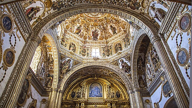 Jednou z dominant centra Oaxacy je chr�m Santo Domingo de Guzm�n s bohat� zdoben�m interi�rem.