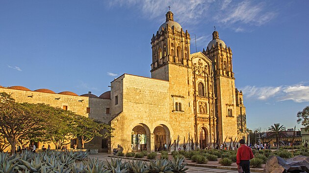 Jednou z dominant centra Oaxacy je chr�m Santo Domingo de Guzm�n s bohat� zdoben�m interi�rem.