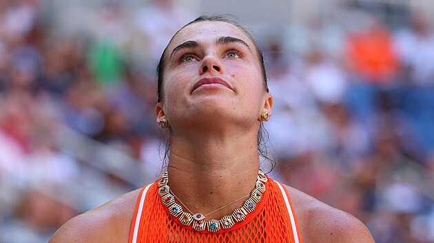 Aryna Sabalenkov� b�hem �tvrtfin�lov�ho z�pasu proti Lind� Noskov� na US Open.
