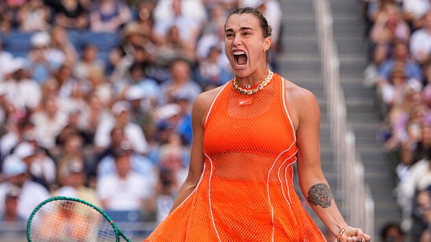 Aryna Sabalenková slaví vítězství ve čtvrtfinále proti Lindě Noskové na US Open.