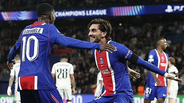 Ferran Torres oslavuje hattrick s Ousmanem Dembélém z Paris Saint-Germain v...