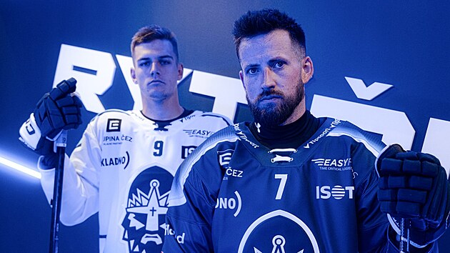 Dres hokejov�ch Ryt��� Kladno pro extraligov� ro�n�k 2026/27. Jakub Kone�n� (vlevo) a Nicolas Hlava.