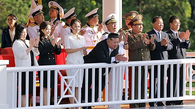 Na t�to fotografii, kterou zve�ejnila severokorejsk� ofici�ln� agentura Korean Central News Agency (KCNA), je zachycen severokorejsk� v�dce Kim �ong-un (uprost�ed), jak p�ihl�� vedle sv� dcery Kim Ju-ae (uprost�ed vlevo) b�hem slavnostn�ho uveden� torp�doborce �Kang Kon� do slu�by v p��stavu Wonsan v provincii Kangwon. (7. z��� 2026)