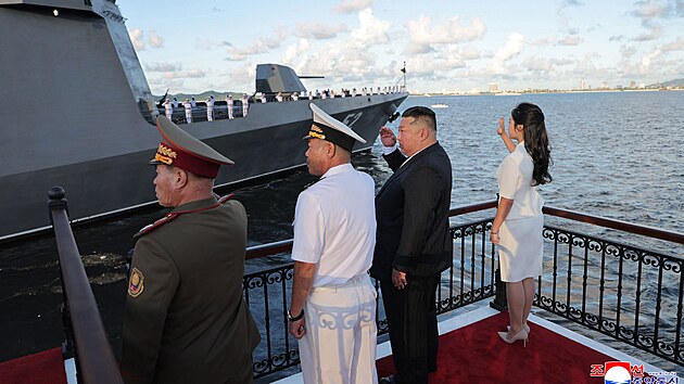 Na t�to fotografii, kterou zve�ejnila severokorejsk� ofici�ln� agentura Korean Central News Agency (KCNA), je zachycen severokorejsk� v�dce Kim �ong-un, jak salutuje torp�doborci �Kang Kon� b�hem slavnostn�ho uveden� do slu�by v p��stavu Wonsan v provincii Kangwon. (7. z��� 2026)