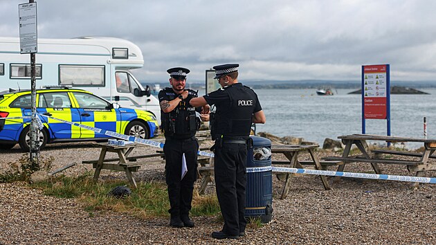V Portsmouthu ve Velk� Brit�nii jsou na p��stavi�ti Eastney Ferry Landing nasazeni policist� v souvislosti s protip�ist�hovaleck�mi protesty. (7. z��� 2026)