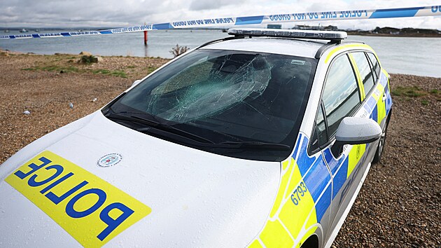 Po�kozen� policejn� auto v p��stavi�ti Eastney Ferry Landing v Portsmouthu ve Velk� Brit�nii po protip�ist�hovaleck�ch protestech. (7. z��� 2026)
