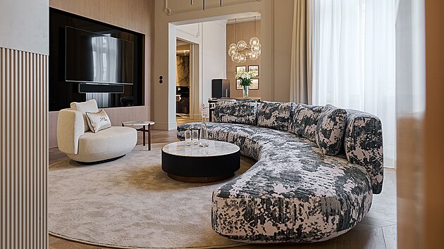 Pohovka v ob�vac� ��sti apartm� byla vyroben� na m�ru, �aloun�n� vybral z katalogu firmy Gallotti&Radice s�m �editel Puppu Jind�ich Krausz.