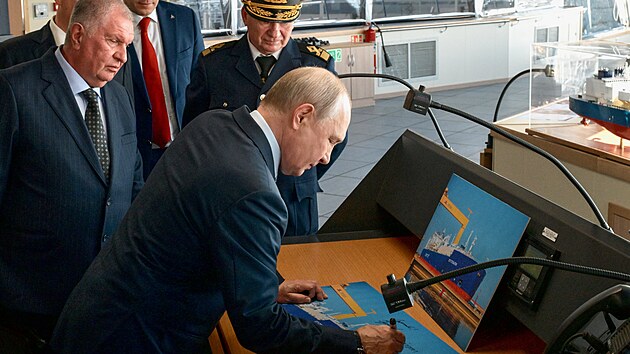 Rusk� v�dce Vladimir Putin si v lod�nici Zvezda v Primorsk�m kraji prohl�el rozestav�n� tanker Pjotr Stolypin. (2. z��� 2026)