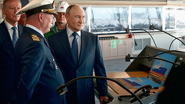 Rusk� v�dce Vladimir Putin si v lod�nici Zvezda v Primorsk�m kraji prohl�el rozestav�n� tanker Pjotr Stolypin. (2. z��� 2026)