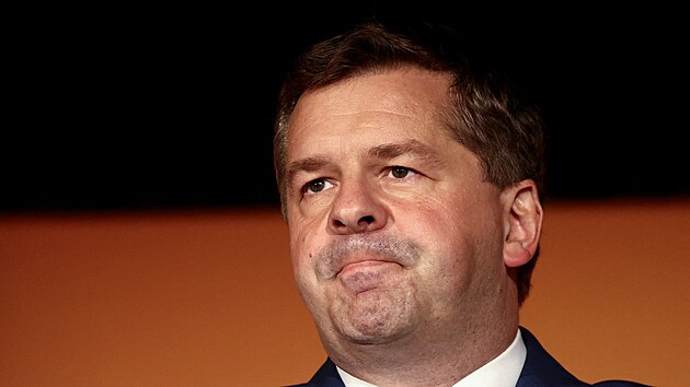 P�edseda vl�dy spolkov� zem� Sasko-Anhalt za CDU a hlavn� kandid�t K�es�anskodemokratick� unie (CDU) Sven Schulze reaguje na prvn� exit poll, kter� stran� p�isoudil druh� m�sto. (6. z��� 2026)