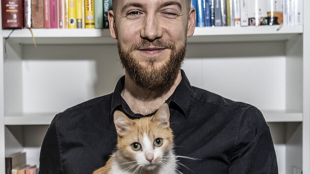 Daniel Pra�ák u�í p�írodopis, d�jepis a focení na ve�ejné základní �kole. �kolí...