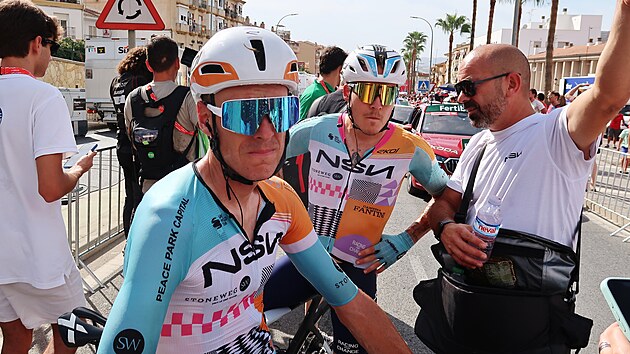 Jan Hirt (vlevo) ze stáje NSN Cycling Team v cíli 13. etapy Vuelty.