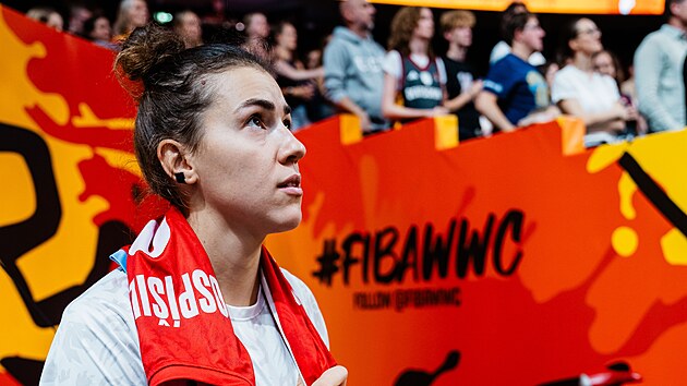 �esk� basketbalistka Julie Posp�ilov� si prohl�� berl�nskou halu p�ed z�pasem s Ameri�ankami.