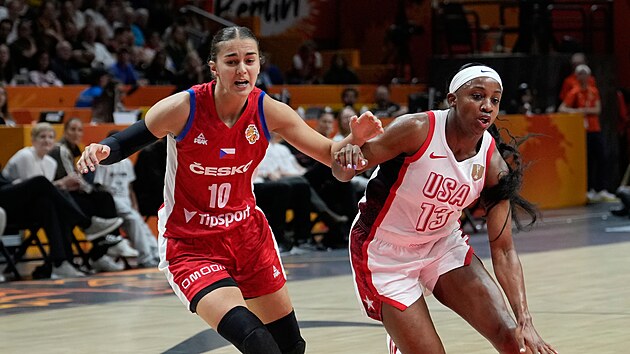 �esk� basketbalistka Eli�ka Joklov� (vlevo) br�n� v z�pase se Spojen�mi st�ty, u m��e Jackie Youngov�.