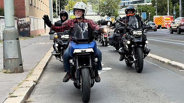 Ve flanelce a na Harleyi. Pavel projel v �ele 800 motorká�� Prahou.