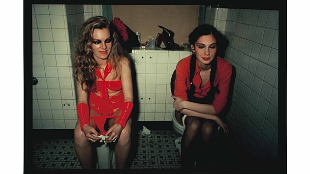 Cookie a Millie na dámských záchodech v klubu Mudd (1979)