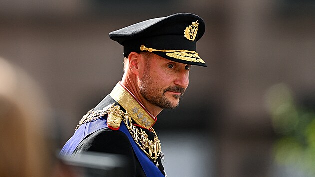 Norsk� kr�l Haakon opou�t� norsk� parlament po slo�en� p��sahy. (1. z��� 2026)