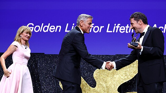 Americk� herec a re�is�r George Clooney p�i dne�n�m zahajovac�m ceremoni�lu ben�tsk�ho filmov�ho festivalu p�evzal Zlat�ho lva za celo�ivotn� d�lo. (2. z��� 2026)